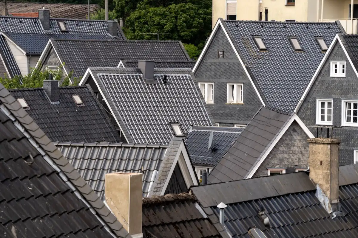 Steep roof eaves and gutter lines on houses in Santa Clarita, CA